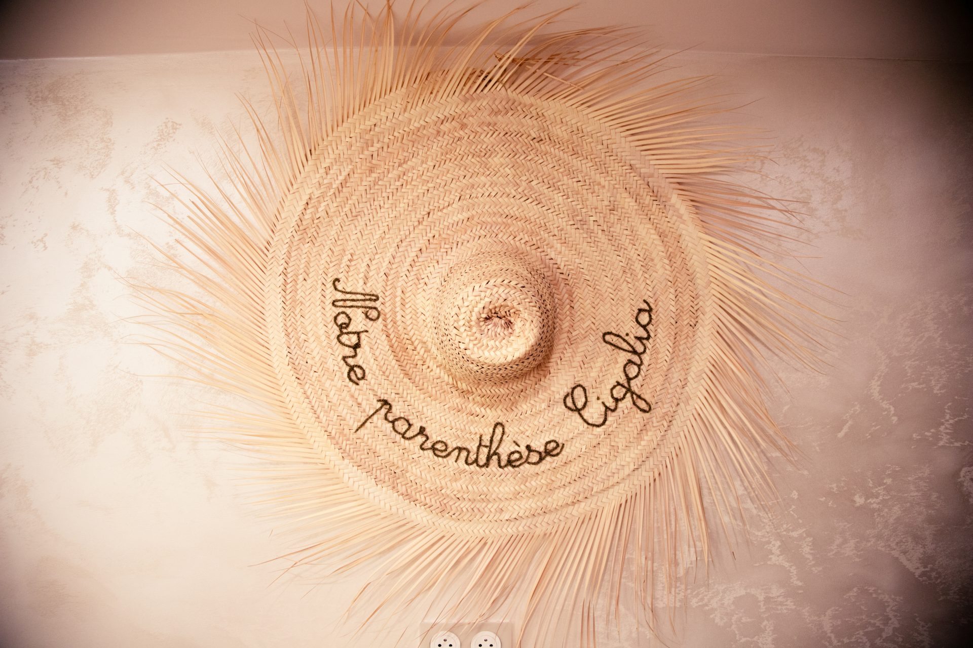 Le chapeau de paille brodé « Notre parenthèse Cigalia »