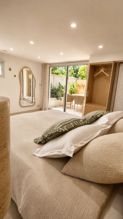 La chambre ouverte sur la terrasse privative