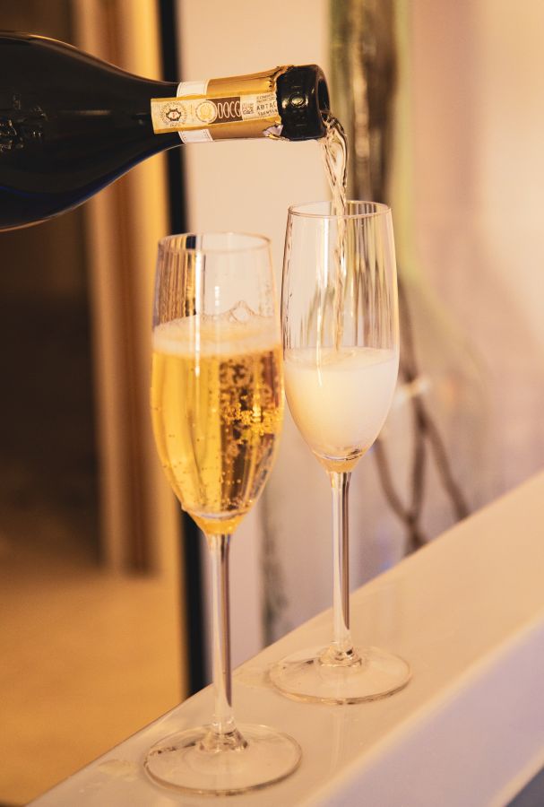 Deux coupes de champagne que l'on vient de servir