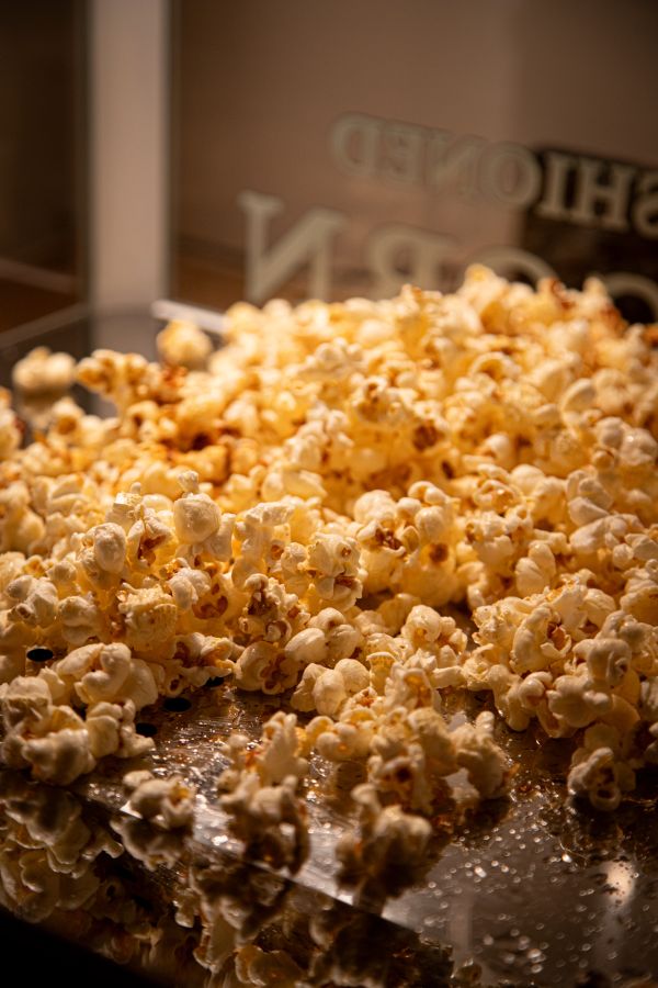 Popcorn tout juste sortis de la machine