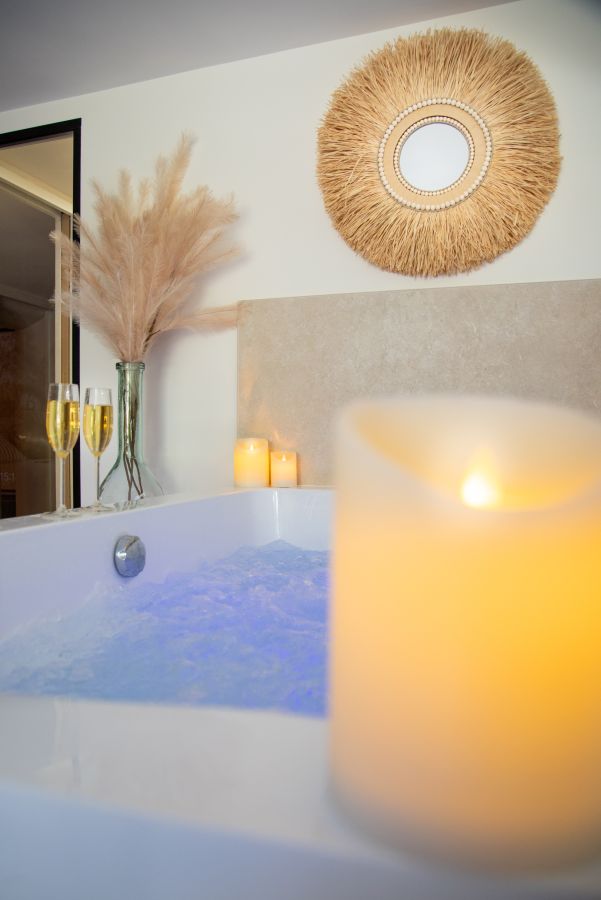 Le spa privatif à la lueur des bougies