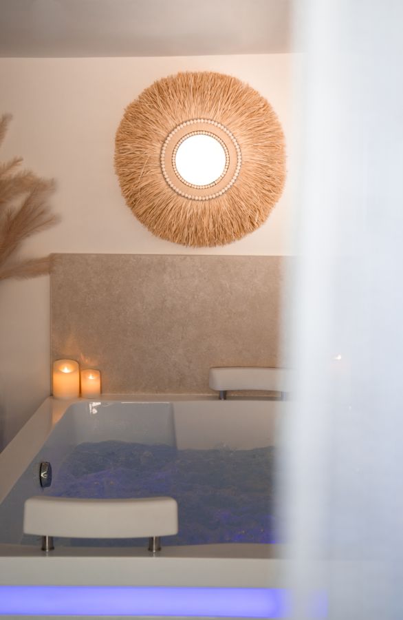 La chromathérapie bleutée du spa 64 jets