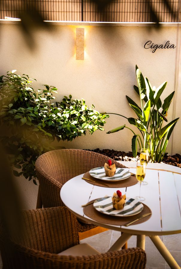 Table dressée en terrasse, desserts et coupes de champagne