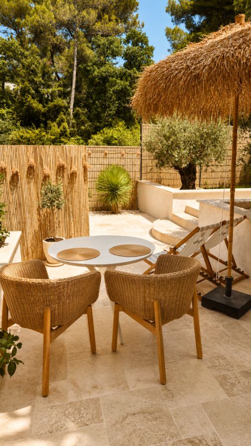 La terrasse et son parasol de paille, entre oliviers et bambous