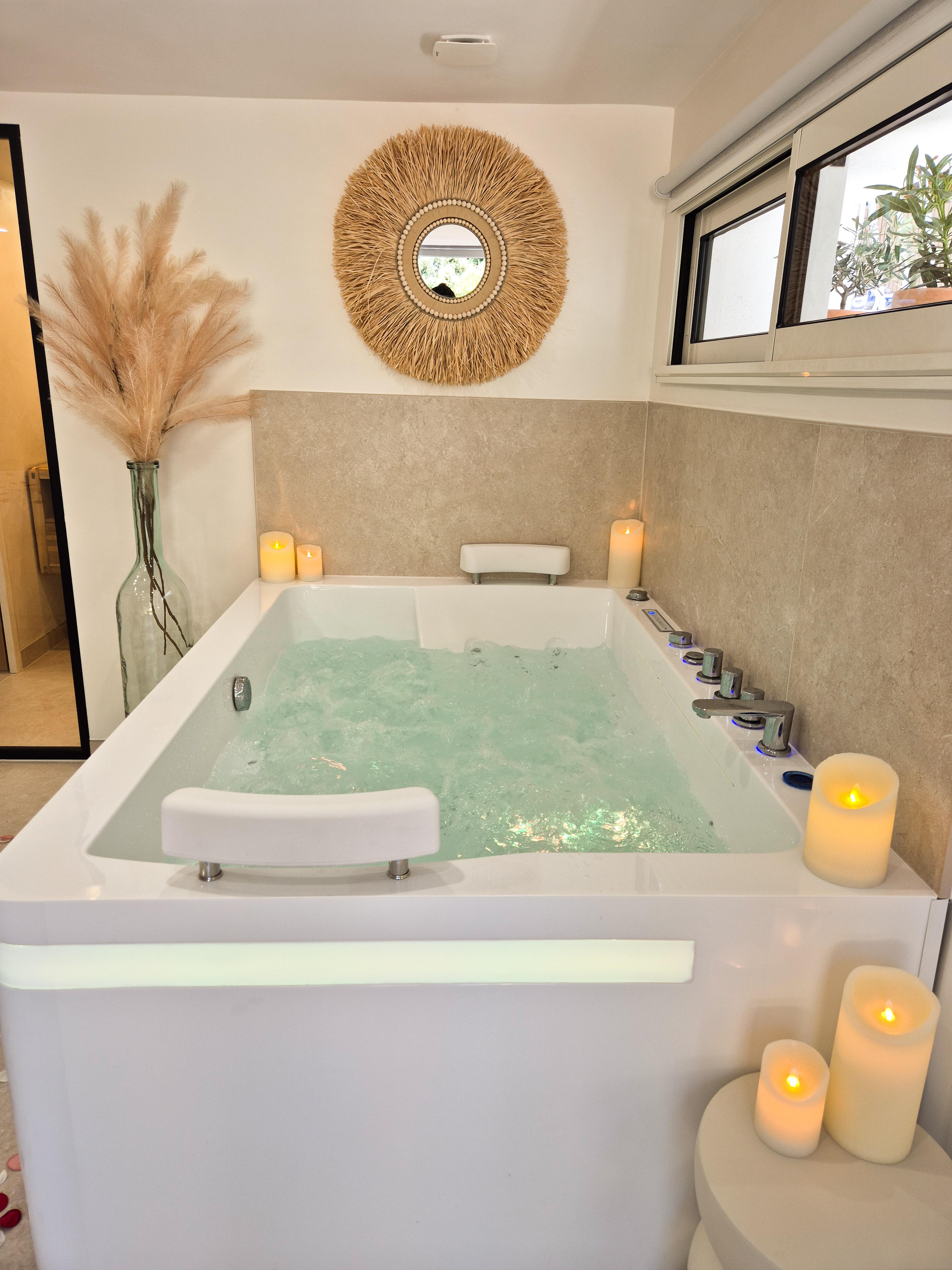 Le spa privatif 64 jets, ouvert sur la terrasse