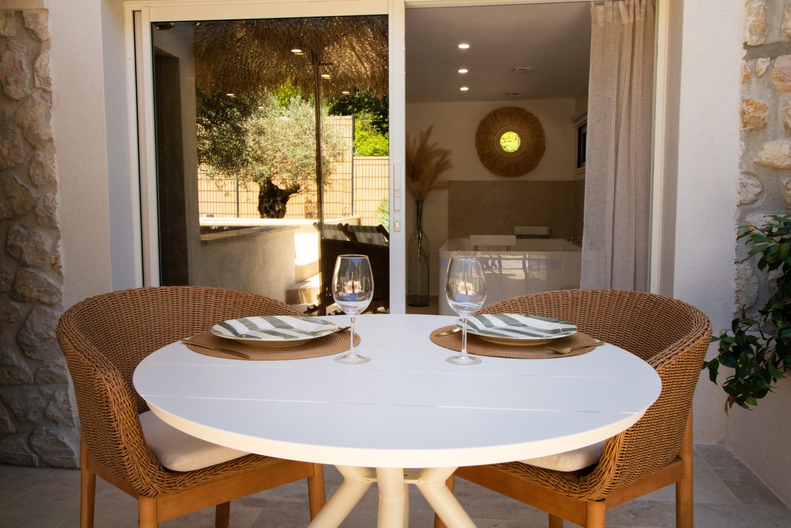 La terrasse privative et sa table dressée pour deux, ouverte sur la suite